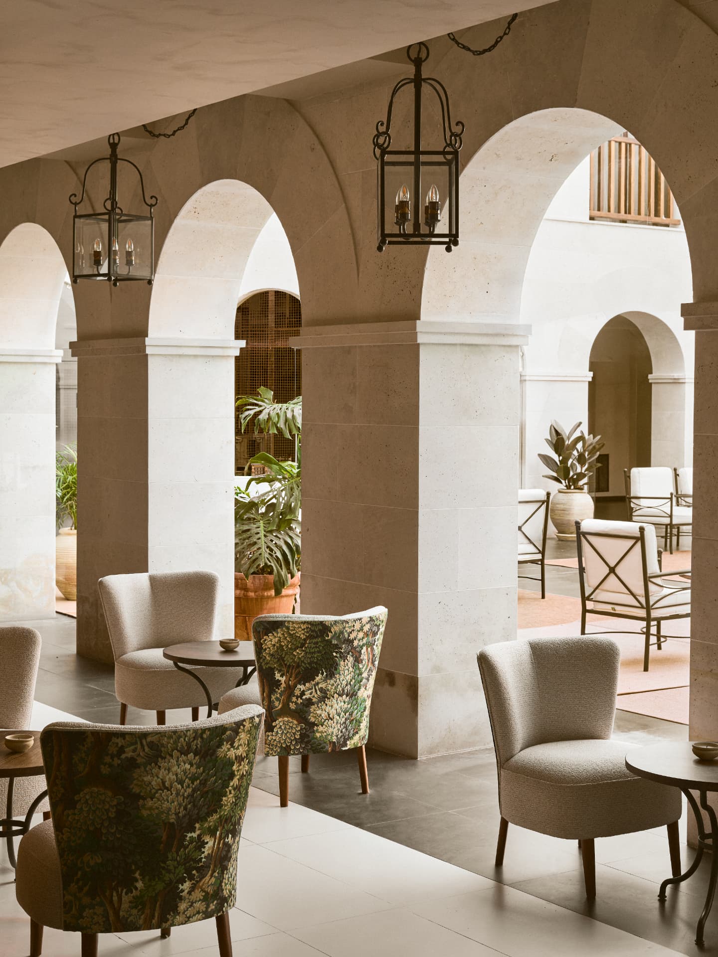 Salón abierto al claustro