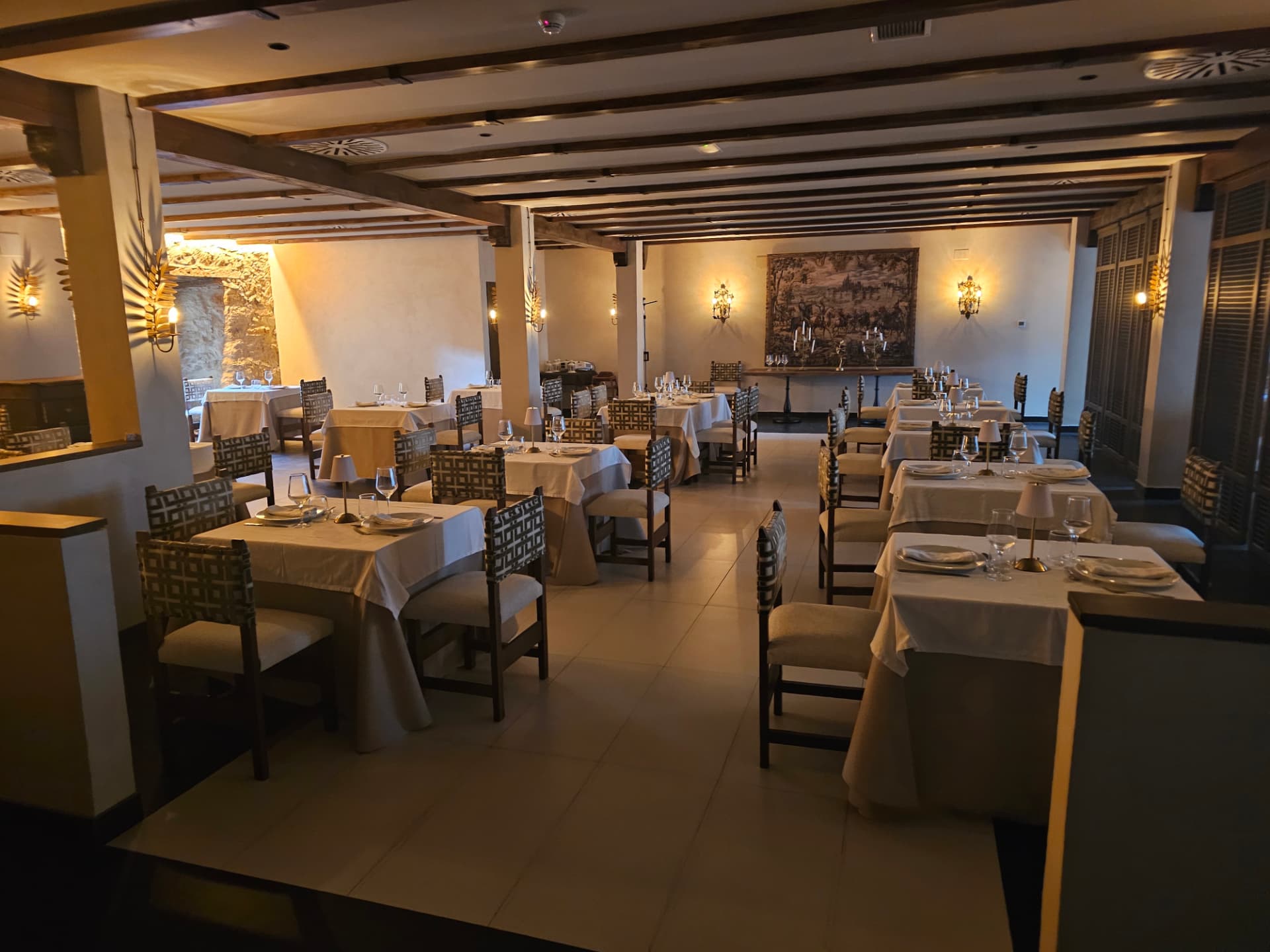 Comedor preparado para un almuerzo corporativo