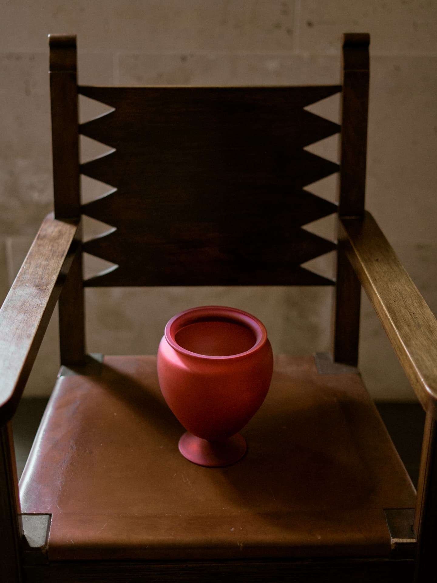 Detalle: jarrón artesano sobre silla de madera